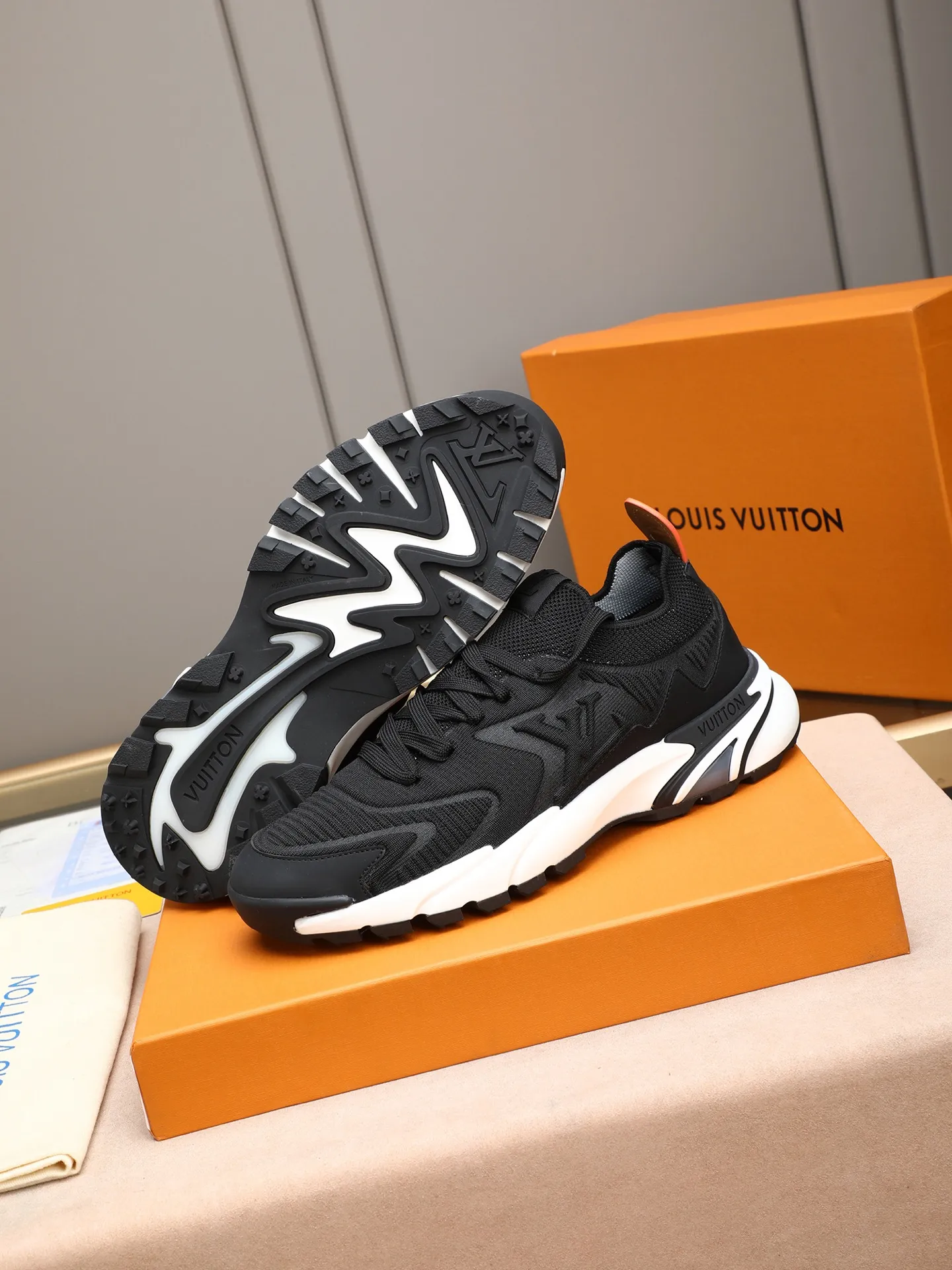 Men's Men's Shoes 💰580 LV Louis Vuitton L Jialu Brand Runner Tatic Series Thick Sole Casual Sports Shoes Running Shoes Original purchase, development and production This LV Runner Tatic sports shoe is blended with fly woven fabric material to interpret the inspiration of traditional mountaineering shoes. The LV letters are written on one side, the Louis Vuitton logo, and the light and wear-resistant rubber outsole completes the whole package. The delivery counter is exquisitely packaged🛍📦 ▪️Fabrics: Original imported custom fly-woven fabric ▪️Inner lining: Original custom-made breathable mesh ▪️Sole: Original open-molded anti-slip rubber combination material ▪️Sole thickness: 4CM ▪️Size: Men's 38-44 (45 custom-made)